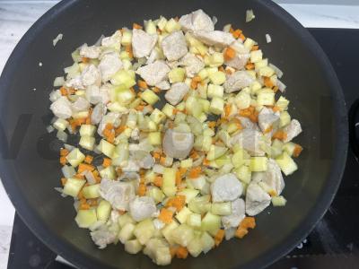 Makaronai su kalakutiena ir cukinija keptuvėje Žingsnis 3