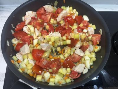 Makaronai su kalakutiena ir cukinija keptuvėje Žingsnis 4