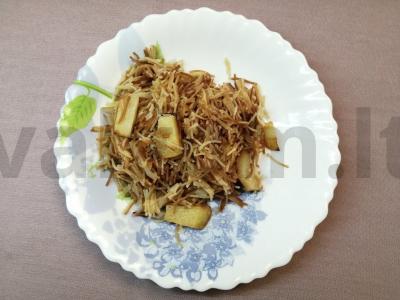 Kepti makaronai su bulvėmis kaip garnyras pagrindine nuotrauka