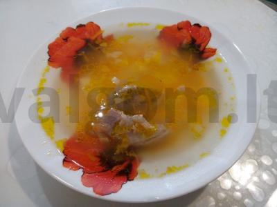 Mėsos sultinys su jautiena ir morkomis pagrindine nuotrauka