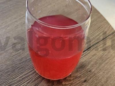 Uogų kompotas iš miško uogų pagrindine nuotrauka