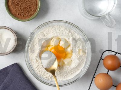 Kavos tortas su spanguolėmis Žingsnis 1