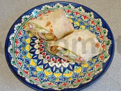 Šašlykas su vištienos nagetais, daržovėmis ir čili padažu pagrindine nuotrauka