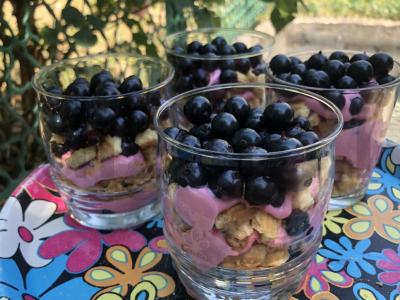 Uogų pyragas stiklinėje pagrindine nuotrauka