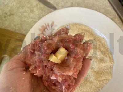 Namų vištienos ir jautienos kotletai su sūriu Žingsnis 4