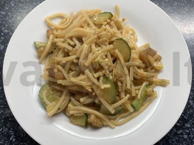 Makaronai su daržovėmis vakarienei pagrindine nuotrauka