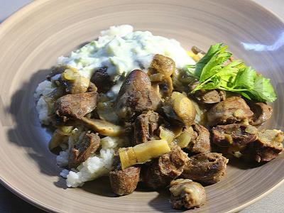 Kalakutų širdelės su pievagrybiais ir ryžiais grietinėlės padaže pagrindine nuotrauka