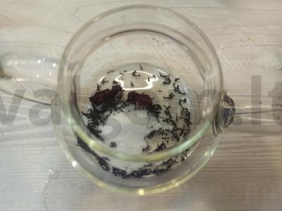 Kvapnus arbata su spanguolių ir citrinos uogiene Žingsnis 1