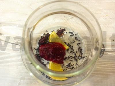 Kvapnus arbata su spanguolių ir citrinos uogiene Žingsnis 2