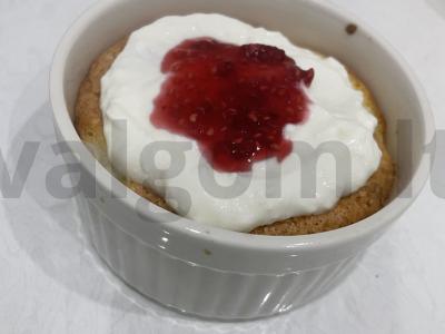 Desertas su obuoliu ir termostatu jogurtu pagrindine nuotrauka