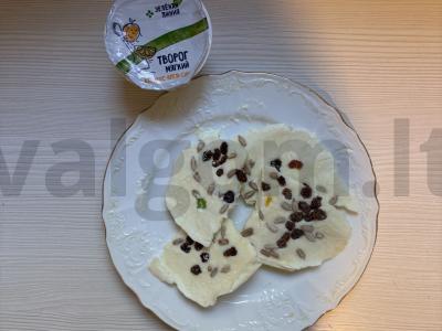 Šaldytas desertas su džiovintais vaisiais ir sėklomis pagrindine nuotrauka