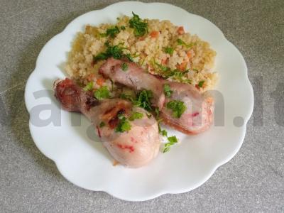 Aštrūs vištienos blauzdos su kepto kuskuso garnyru pagrindine nuotrauka