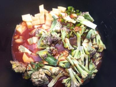 Žiedinė kopūstai su bulvėmis ir paprikomis pomidorų sultyse Žingsnis 4