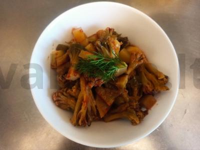 Žiedinė kopūstai su bulvėmis ir paprikomis pomidorų sultyse pagrindine nuotrauka