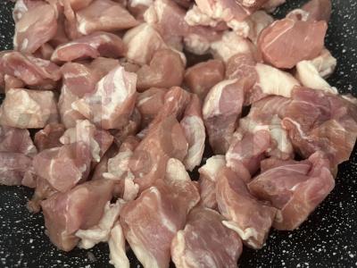 Bulguro plovas su kiauliena katile Žingsnis 1