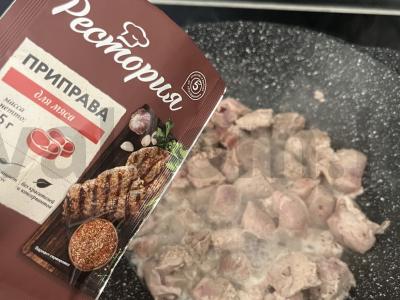 Bulguro plovas su kiauliena katile Žingsnis 2