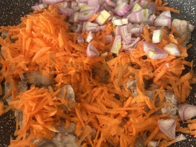 Bulguro plovas su kiauliena katile Žingsnis 5