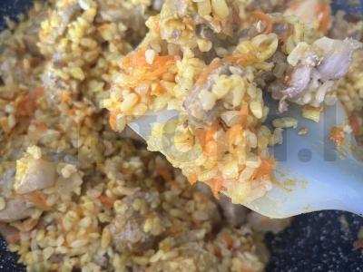 Bulguro plovas su kiauliena katile Žingsnis 8