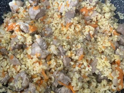 Bulguro plovas su kiauliena katile pagrindine nuotrauka