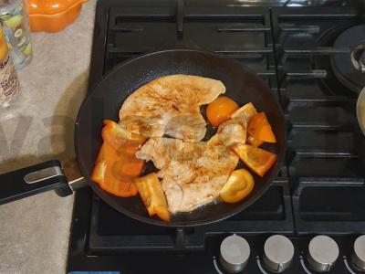 Kalakutienos kepsniai su saldžiaisiais pipirais Žingsnis 4