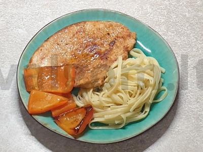 Kalakutienos kepsniai su saldžiaisiais pipirais pagrindine nuotrauka