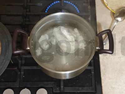 Vištienos filė sriuba su kiaušinių makaronais ir žolelėmis Žingsnis 1