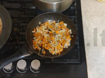 Vištienos filė sriuba su kiaušinių makaronais ir žolelėmis Žingsnis 4