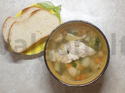 Vištienos filė sriuba su kiaušinių makaronais ir žolelėmis pagrindine nuotrauka