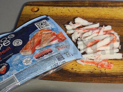 Kepti spring roll'ai su krabų lazdelėmis ir krevetėmis Žingsnis 1