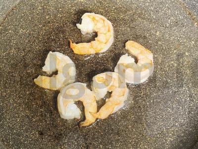 Kepti spring roll'ai su krabų lazdelėmis ir krevetėmis Žingsnis 5