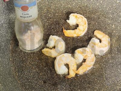 Kepti spring roll'ai su krabų lazdelėmis ir krevetėmis Žingsnis 6