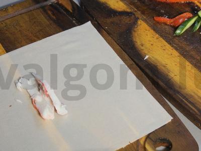 Kepti spring roll'ai su krabų lazdelėmis ir krevetėmis Žingsnis 8