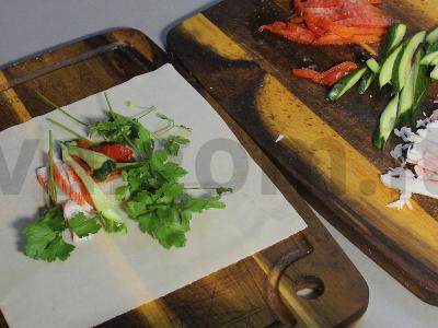 Kepti spring roll'ai su krabų lazdelėmis ir krevetėmis Žingsnis 11