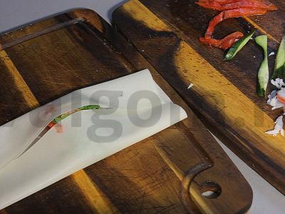 Kepti spring roll'ai su krabų lazdelėmis ir krevetėmis Žingsnis 12