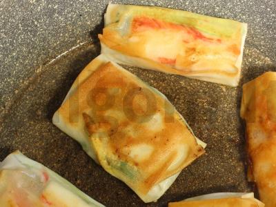 Kepti spring roll'ai su krabų lazdelėmis ir krevetėmis Žingsnis 15