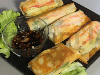 Kepti spring roll'ai su krabų lazdelėmis ir krevetėmis pagrindine nuotrauka