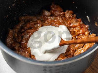 Jautiena grietinėlėje lėtoje viryklėje Žingsnis 7