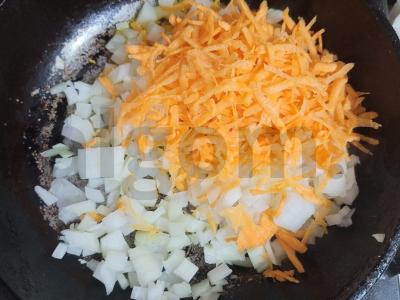 Sultingi mėsos lizdai su daržovėmis ir grybais po sūriu Žingsnis 1