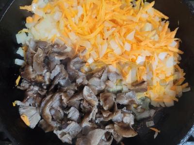 Sultingi mėsos lizdai su daržovėmis ir grybais po sūriu Žingsnis 2