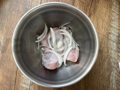 Kepti vištienos blauzdelės su cukinijomis orkaitėje Žingsnis 1