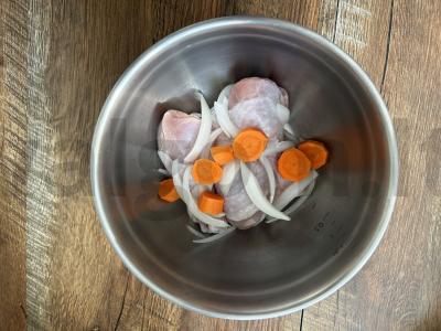 Kepti vištienos blauzdelės su cukinijomis orkaitėje Žingsnis 2