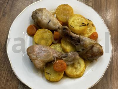 Kepti vištienos blauzdelės su cukinijomis orkaitėje pagrindine nuotrauka