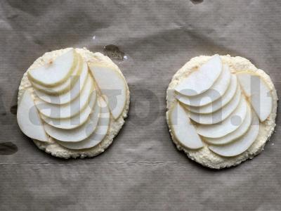 Varškės paplotėlis su kriauše ir mocarela Žingsnis 5