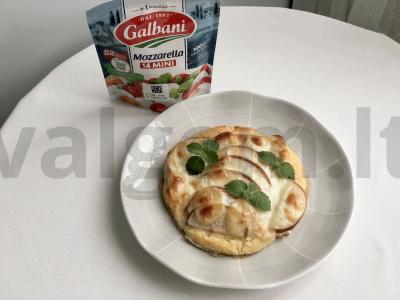 Varškės paplotėlis su kriauše ir mocarela pagrindine nuotrauka