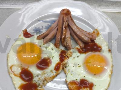 Vaikiška kiaušinienė su dešrelių aštuonkojais pagrindine nuotrauka