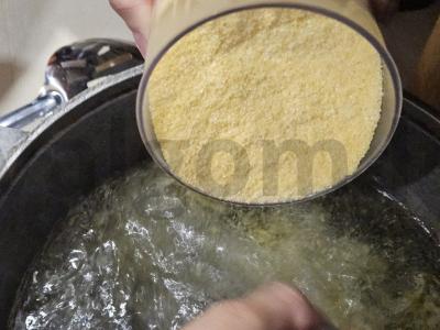 Moldaviška mamaliga su tokana ir kiaušiniais Žingsnis 2