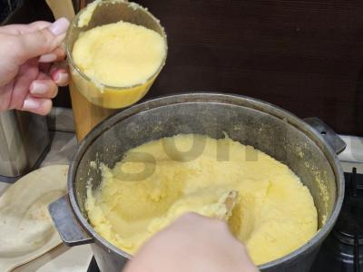 Moldaviška mamaliga su tokana ir kiaušiniais Žingsnis 5