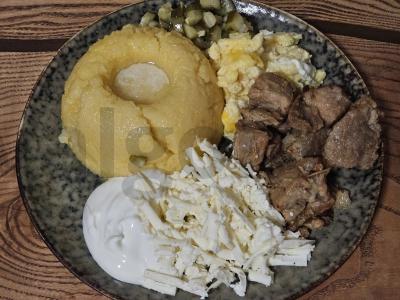 Moldaviška mamaliga su tokana ir kiaušiniais pagrindine nuotrauka