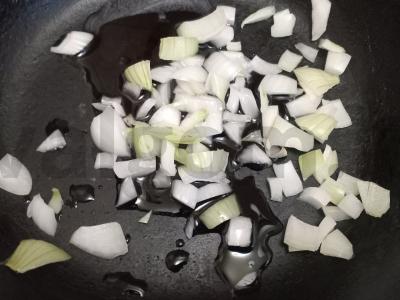 Troškinta jautienos skrandžio su svogūnais grietinėje Žingsnis 1