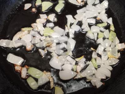 Troškinta jautienos skrandžio su svogūnais grietinėje Žingsnis 2